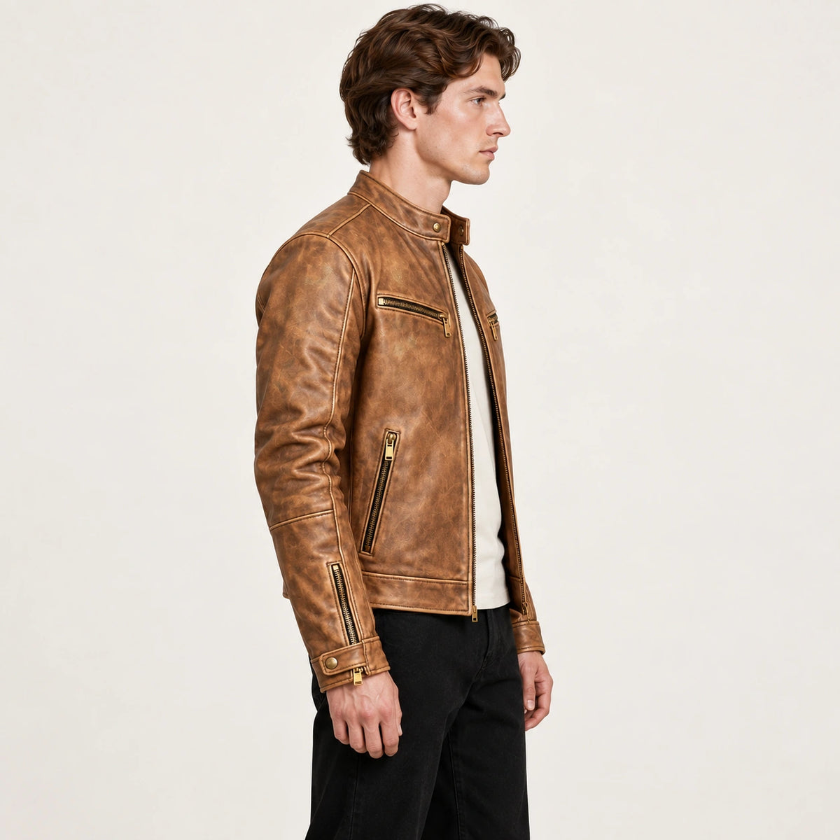 Veste en cuir fauve, profil dans le studio IVAREE