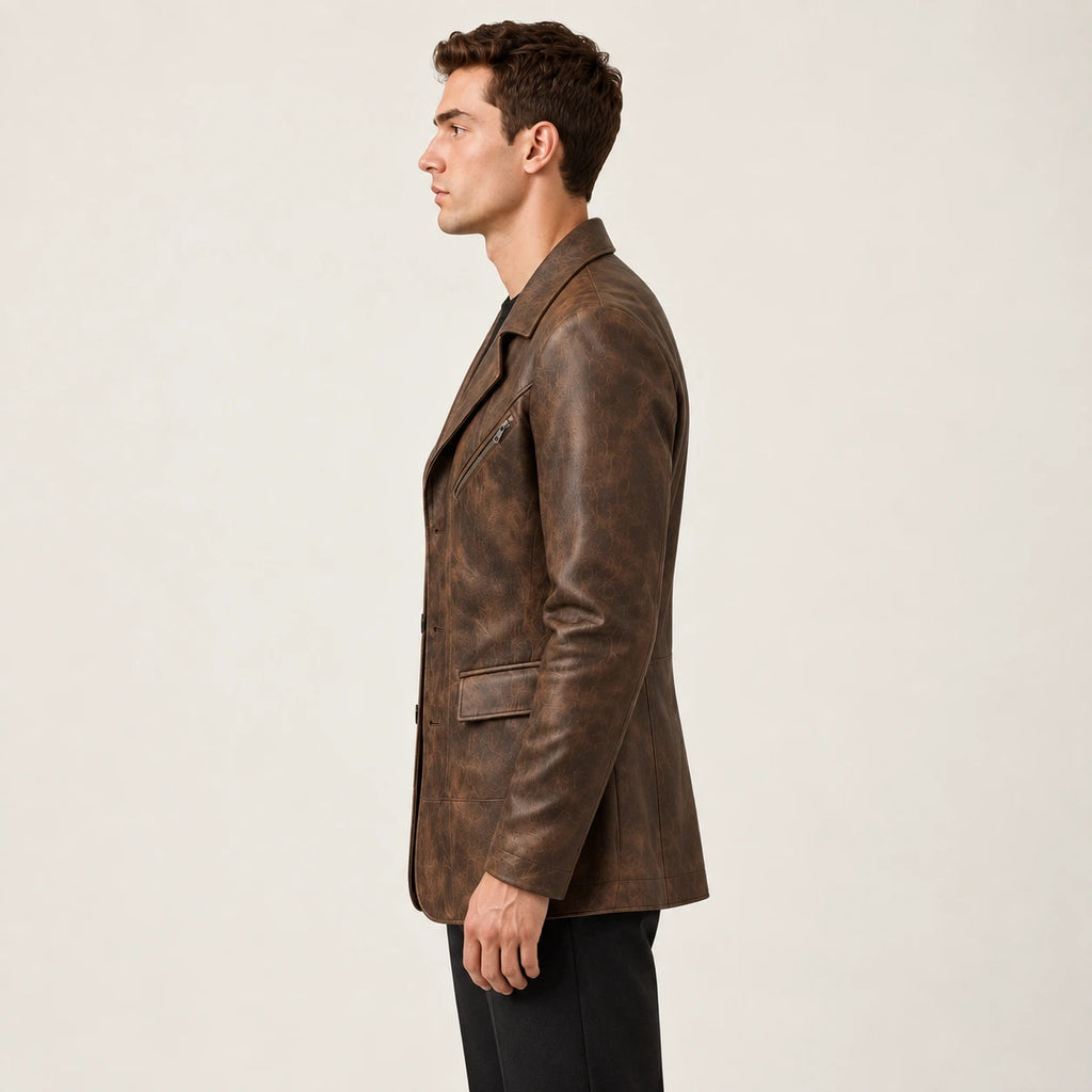 IVAREE — Veste à empiècements structurés — Marron — vue de profil dans le studio IVAREE