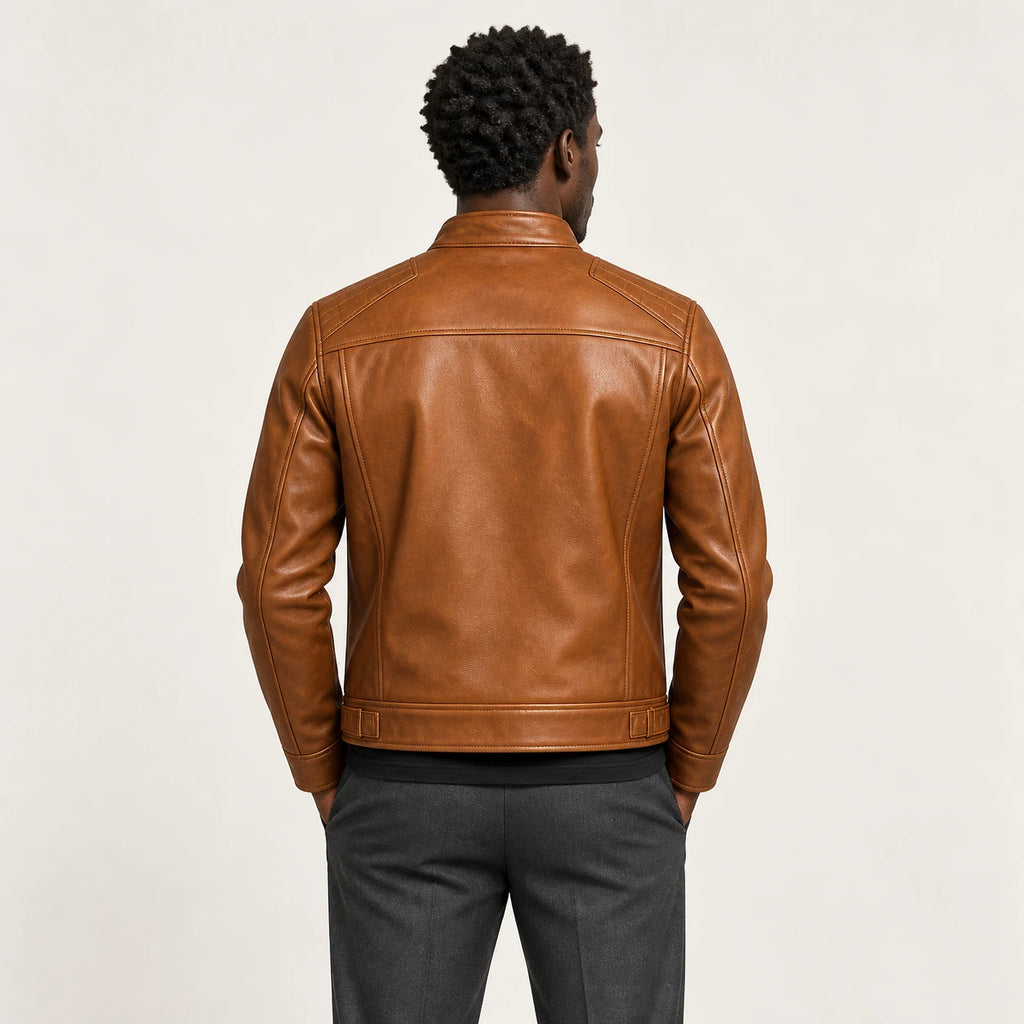 Veste en cuir marron, vue de dos dans le studio IVAREE