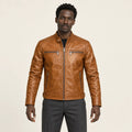 Veste en cuir marron, vue de face dans le studio IVAREE