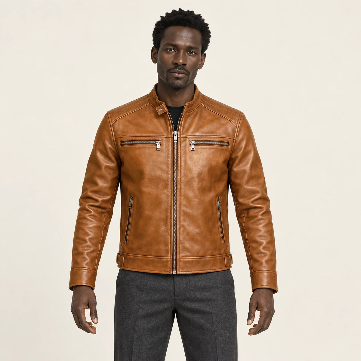 Veste en cuir marron, vue de face dans le studio IVAREE