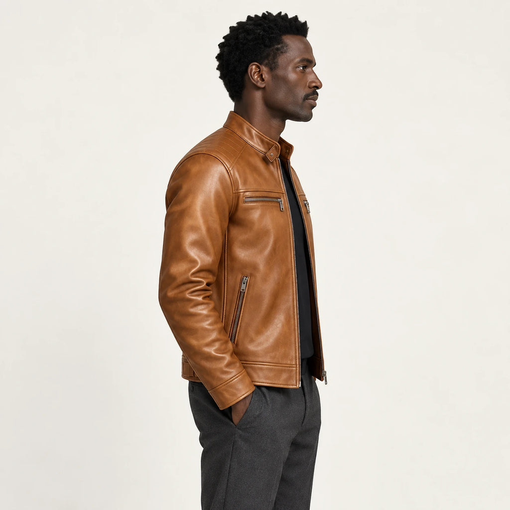 Veste en cuir marron, vue de profil dans le studio IVAREE