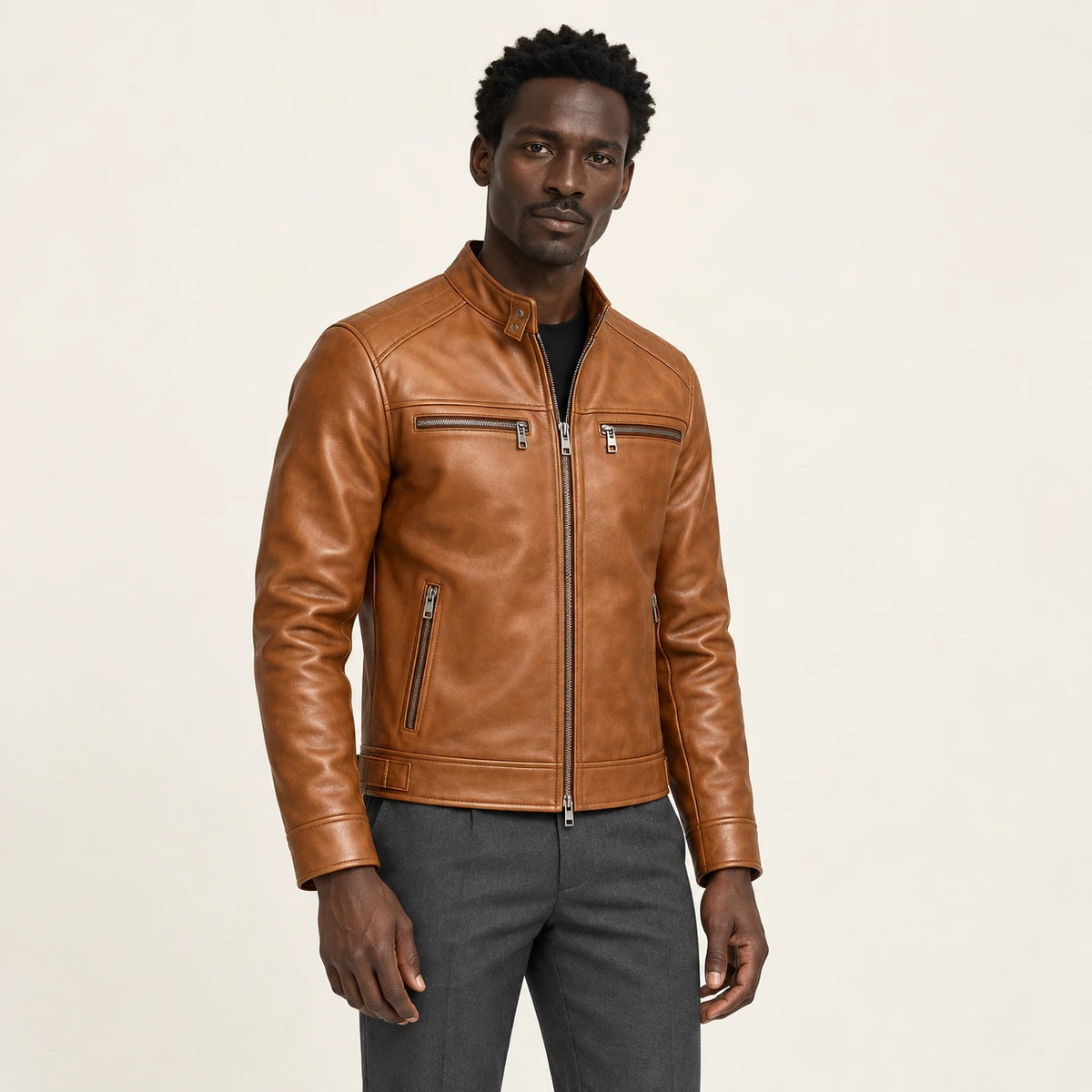 Veste en cuir marron, vue trois-quarts dans le studio IVAREE