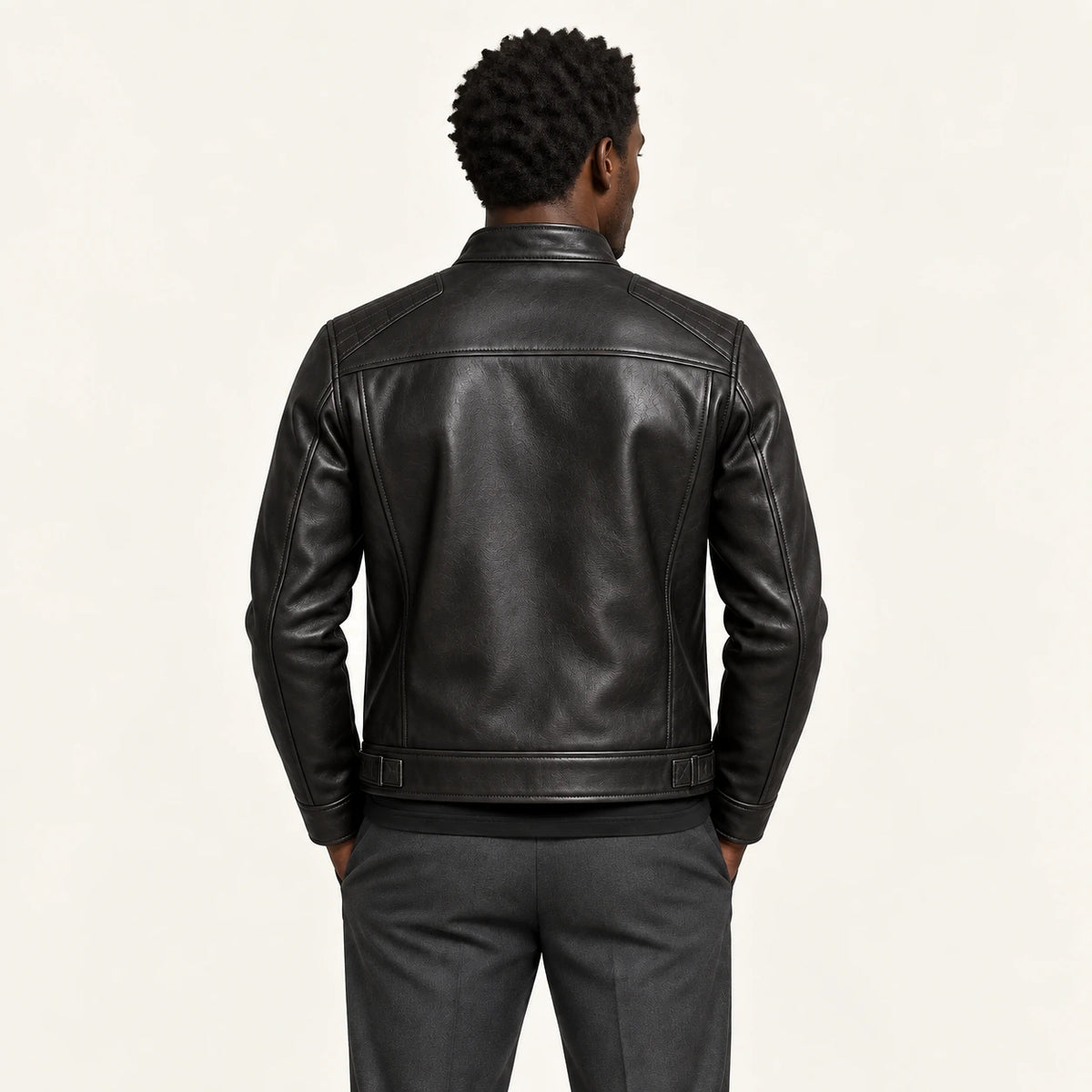 Veste en cuir noir, vue de dos dans le studio IVAREE