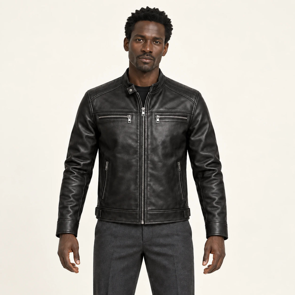 Veste en cuir noir, vue de face dans le studio IVAREE