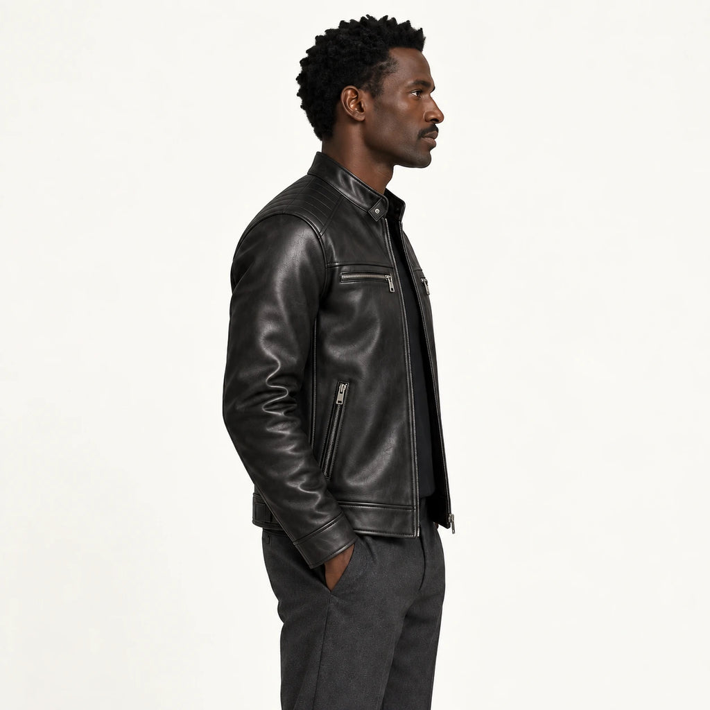 Veste en cuir noir, vue de profil dans le studio IVAREE