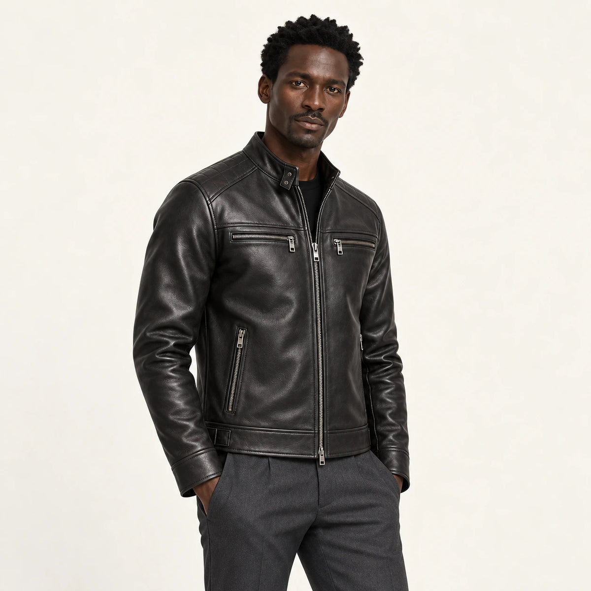 Veste en cuir noir, vue trois-quarts dans le studio IVAREE