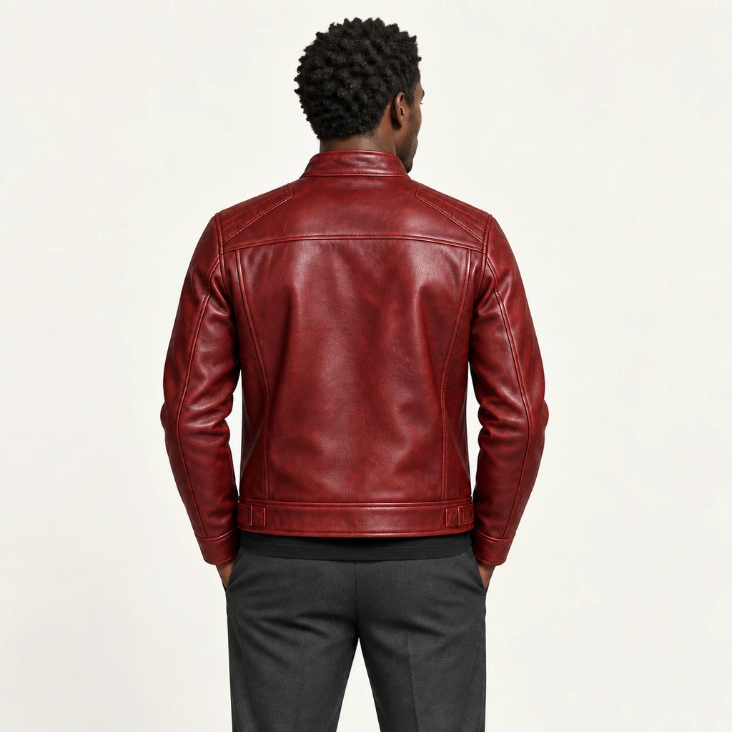 Veste en cuir rouge, vue de dos dans le studio IVAREE