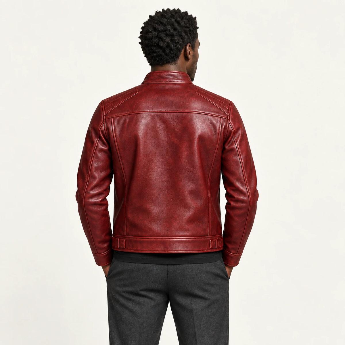 Veste en cuir rouge, vue de dos dans le studio IVAREE