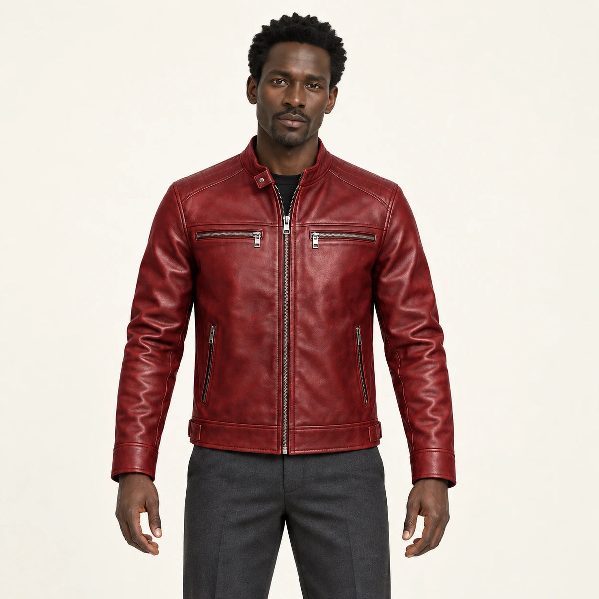 Veste en cuir rouge, vue de face dans le studio IVAREE