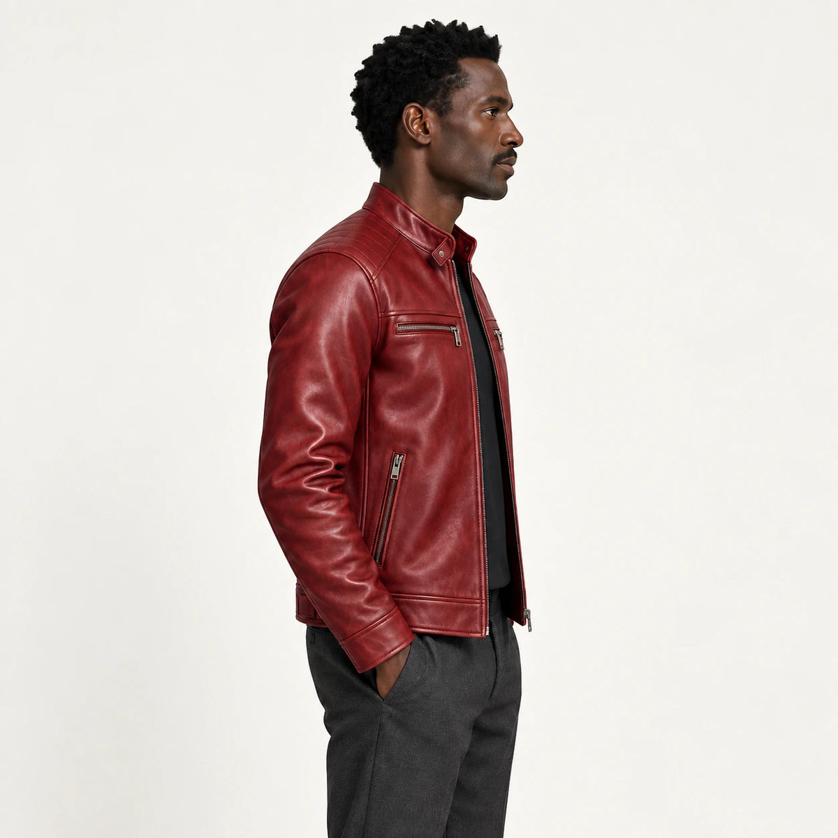 Veste en cuir rouge, vue de profil dans le studio IVAREE