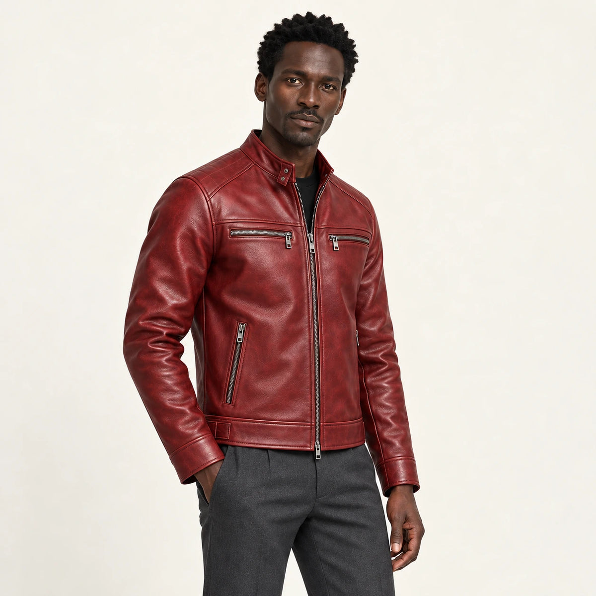Veste en cuir rouge, vue trois-quarts dans le studio IVAREE