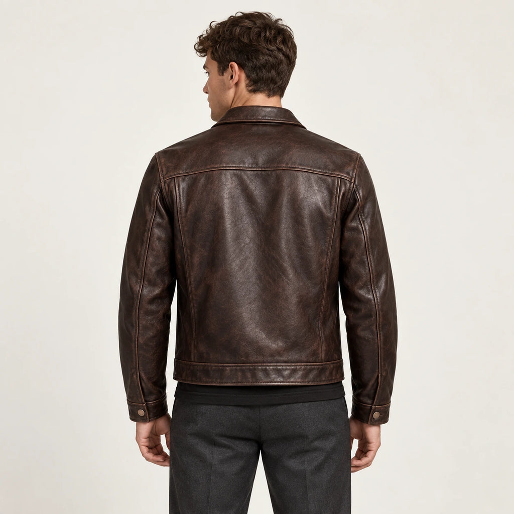 Veste en cuir marron, vue de dos dans le studio IVAREE
