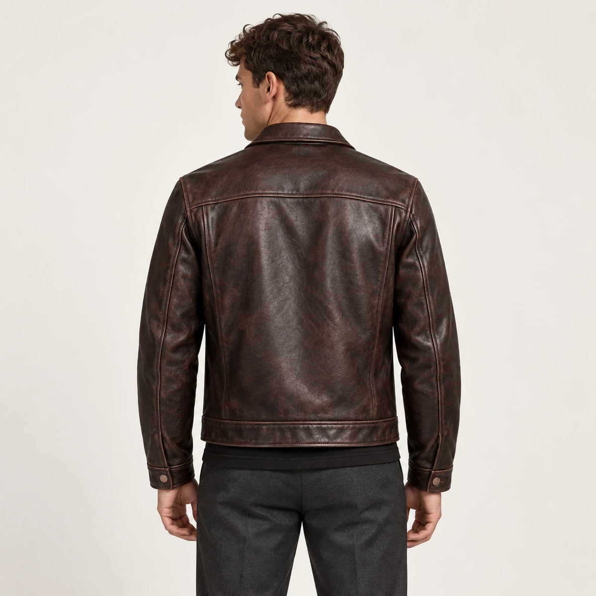 Veste en cuir marron, vue de dos dans le studio IVAREE