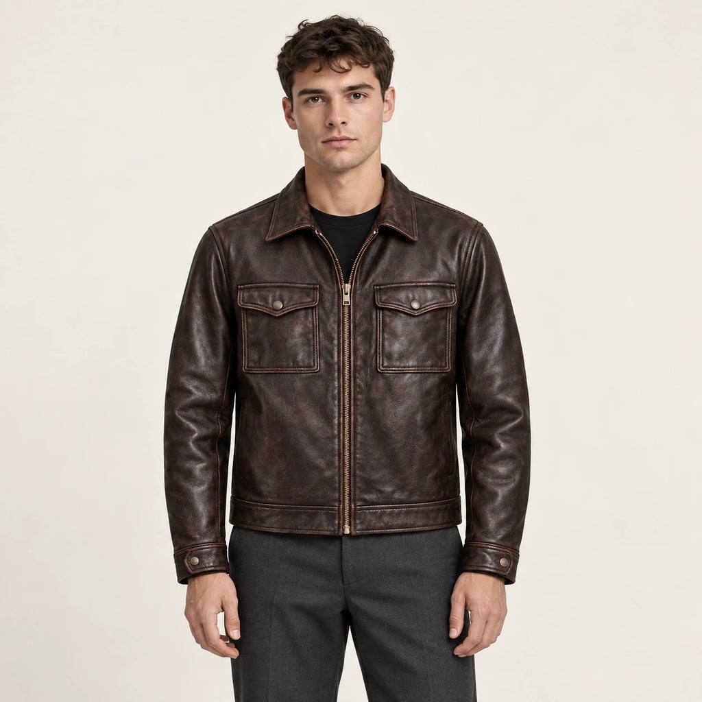 Veste en cuir marron, vue de face dans le studio IVAREE