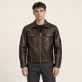 Veste en cuir marron, vue de face dans le studio IVAREE