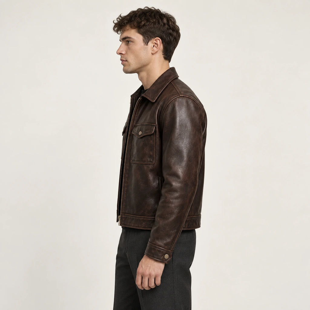 Veste en cuir marron, vue de profil dans le studio IVAREE