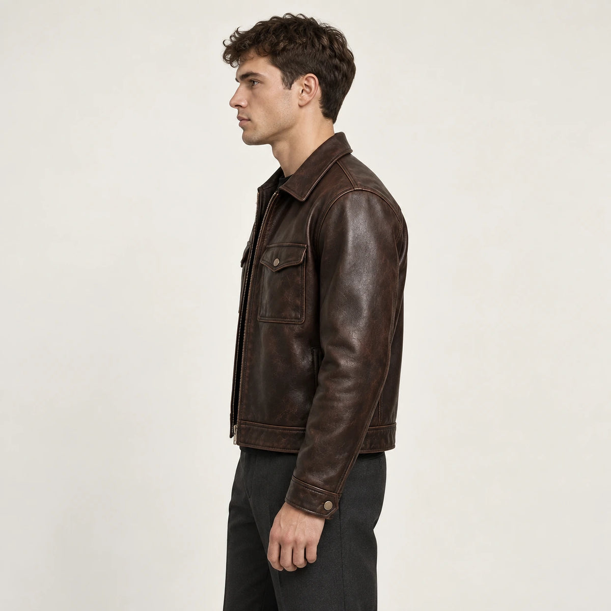Veste en cuir marron, vue de profil dans le studio IVAREE
