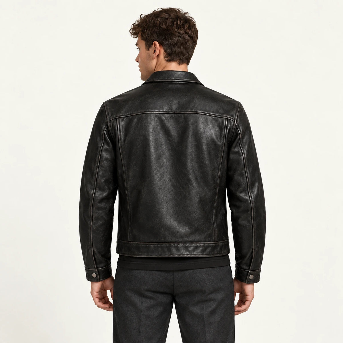 Veste en cuir noir, vue de dos dans le studio IVAREE