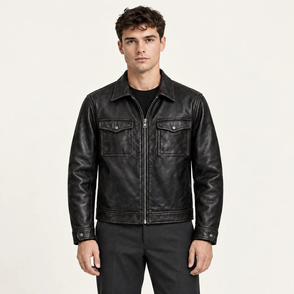 Veste en cuir noir, vue de face dans le studio IVAREE
