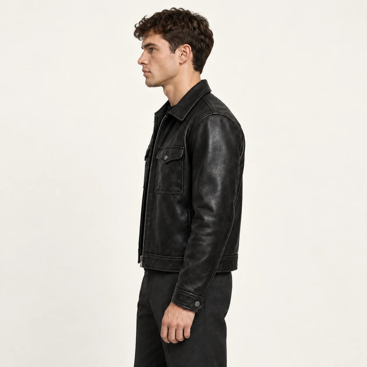 Veste en cuir noir, vue de profil dans le studio IVAREE