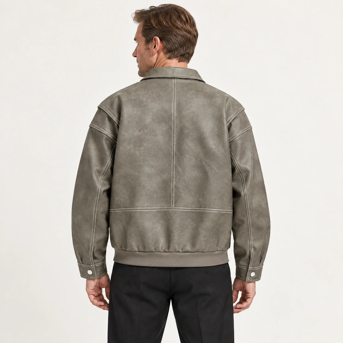 Veste en cuir gris, dos dans le studio IVAREE