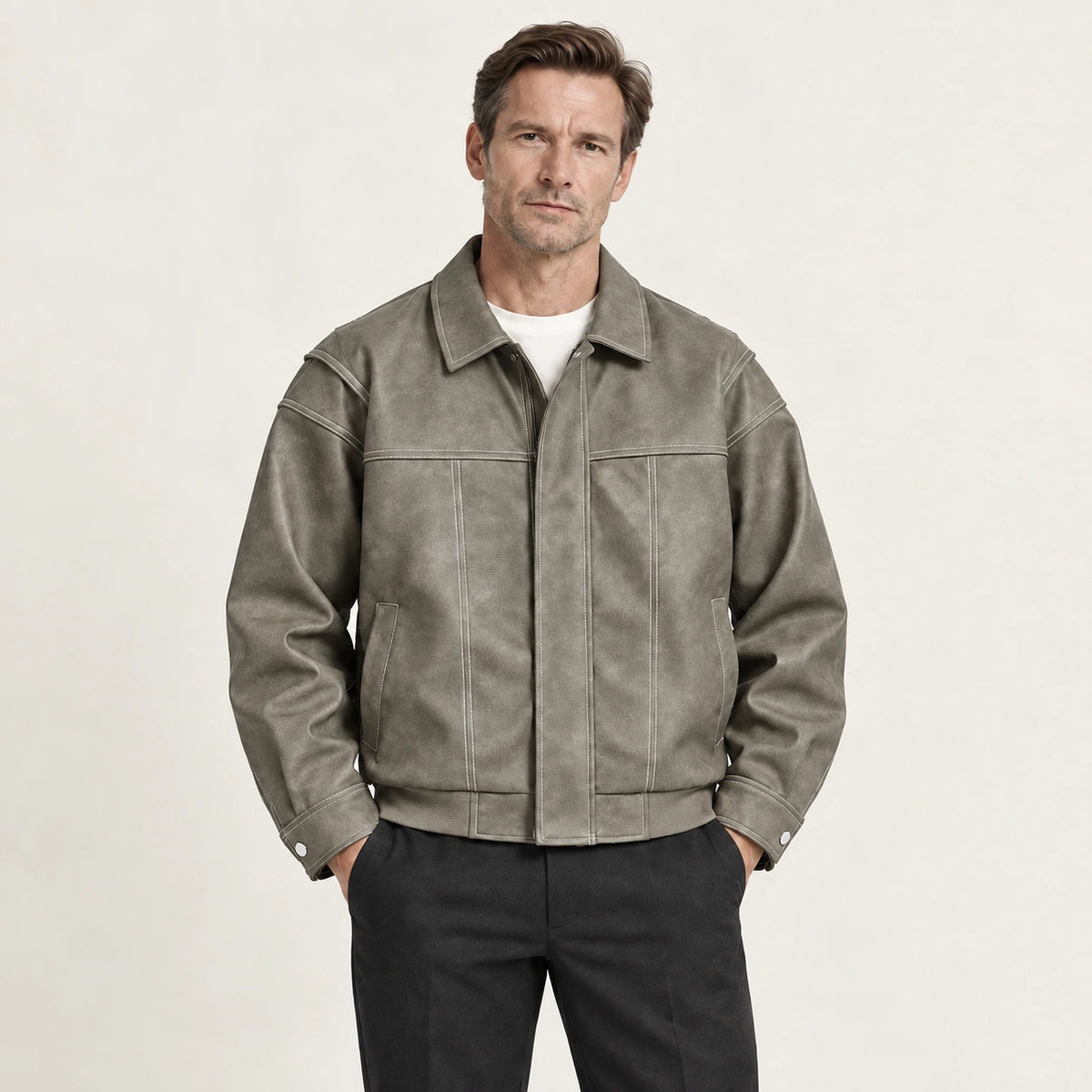 Veste en cuir gris, face dans le studio IVAREE