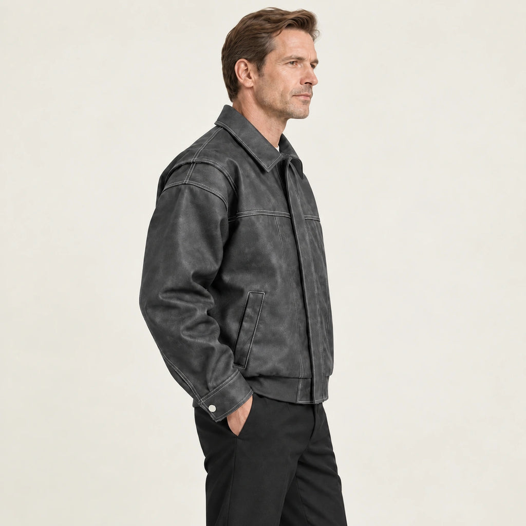 Veste en cuir gris foncé, profil dans le studio IVAREE
