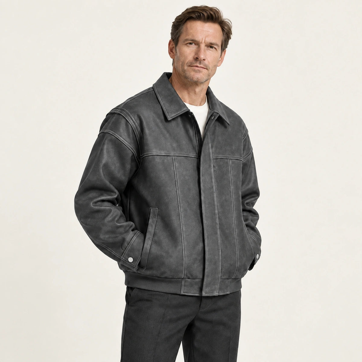 Veste en cuir gris foncé, trois-quarts dans le studio IVAREE