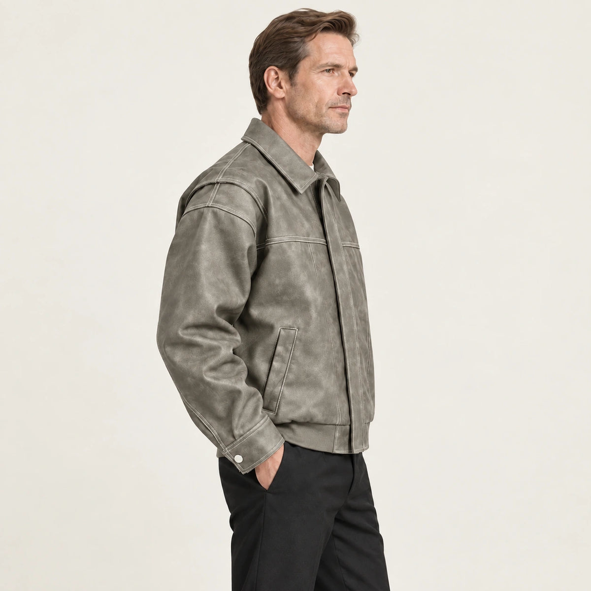 Veste en cuir gris, profil dans le studio IVAREE