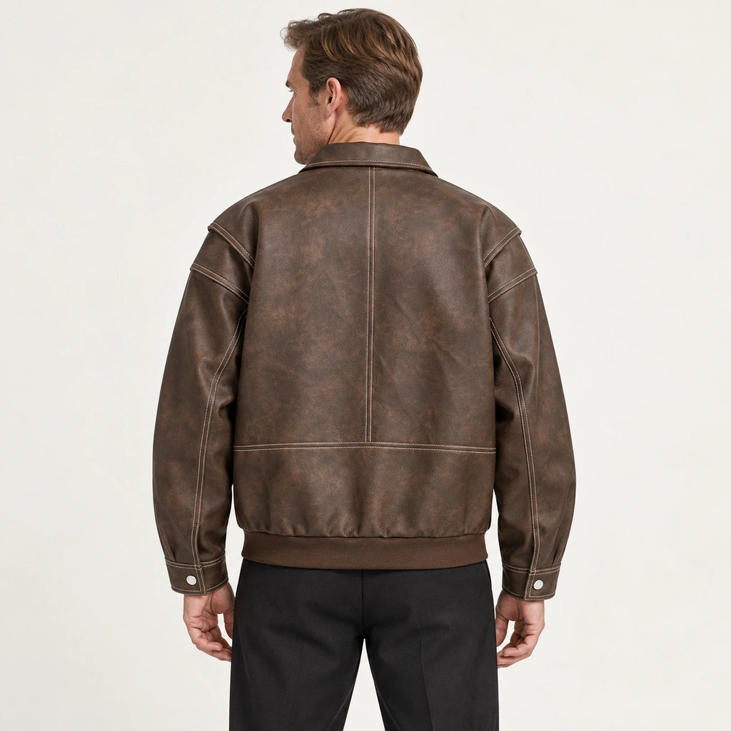 Veste en cuir marron, dos dans le studio IVAREE