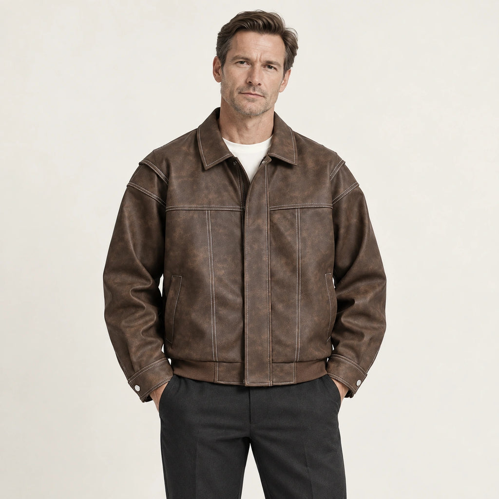 Veste en cuir marron, face dans le studio IVAREE