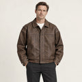 Veste en cuir marron, face dans le studio IVAREE