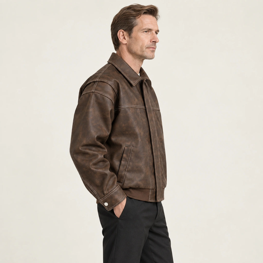 Veste en cuir marron, profil dans le studio IVAREE