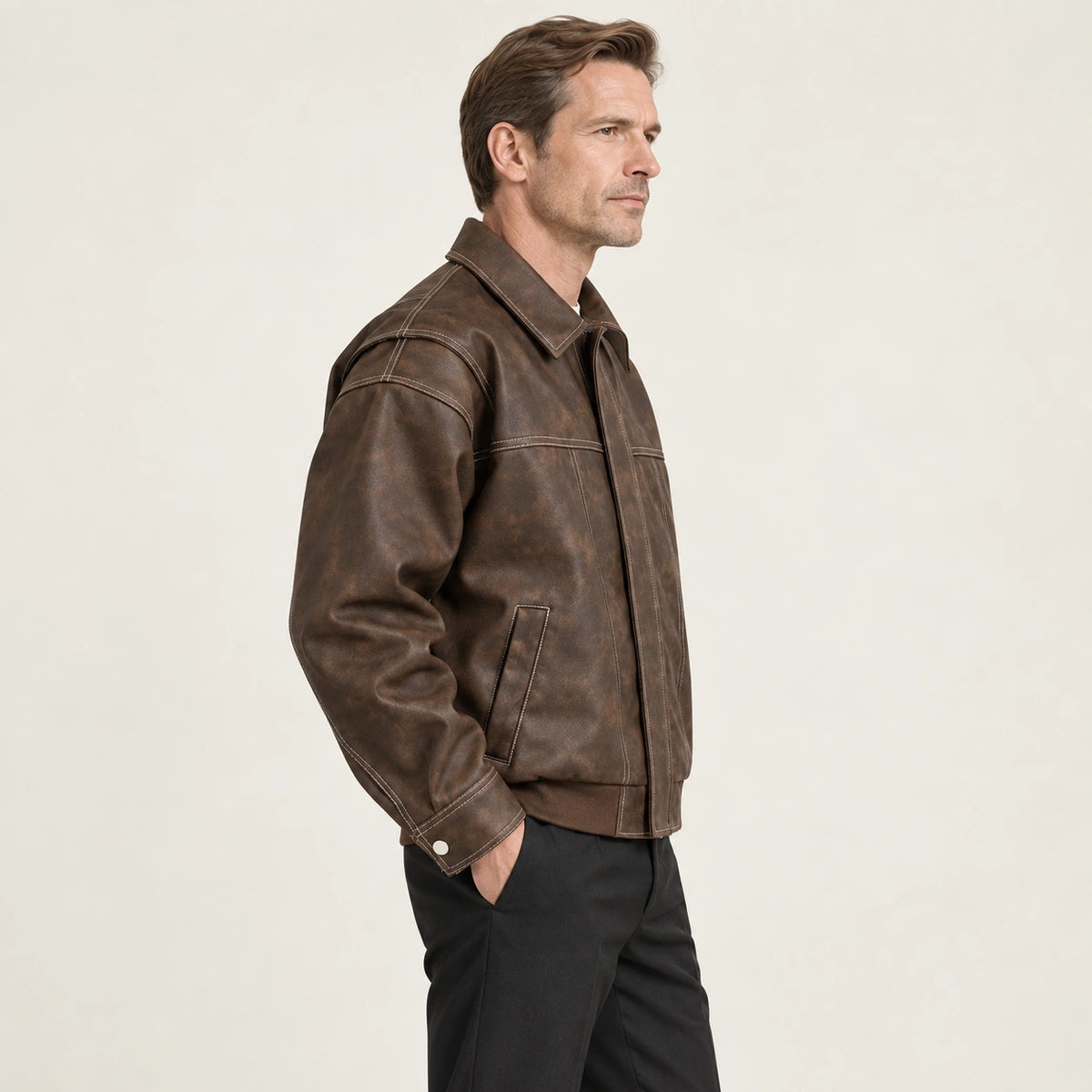 Veste en cuir marron, profil dans le studio IVAREE