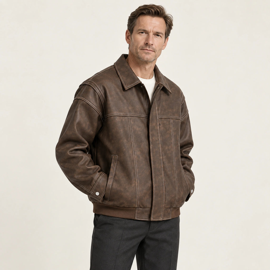 Veste en cuir marron, trois-quarts dans le studio IVAREE