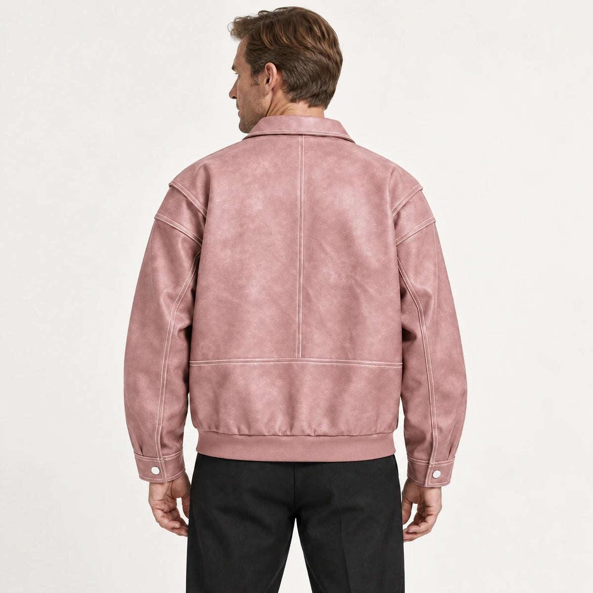 Veste en cuir rose, dos dans le studio IVAREE