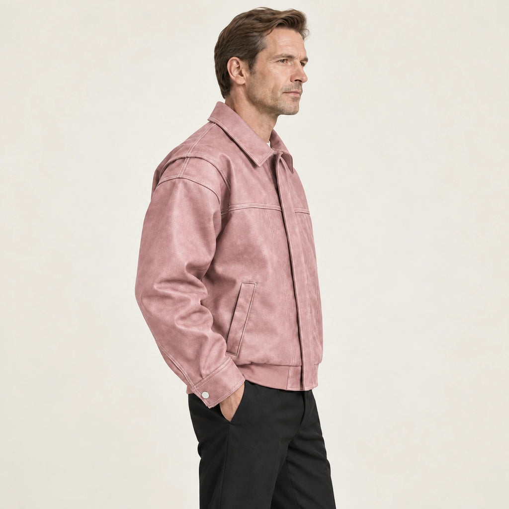 Veste en cuir rose, profil dans le studio IVAREE