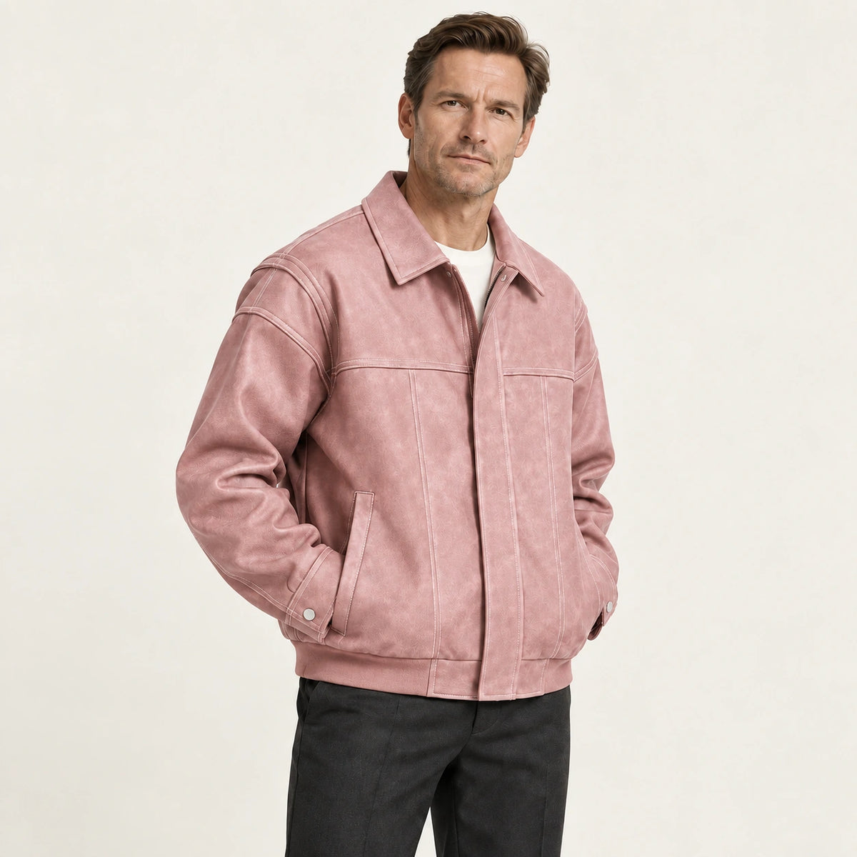 Veste en cuir rose, trois-quarts dans le studio IVAREE