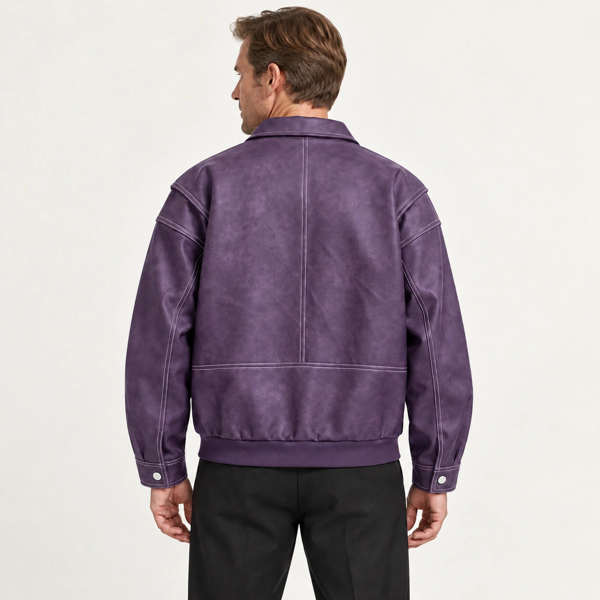 Veste en cuir violet, dos dans le studio IVAREE