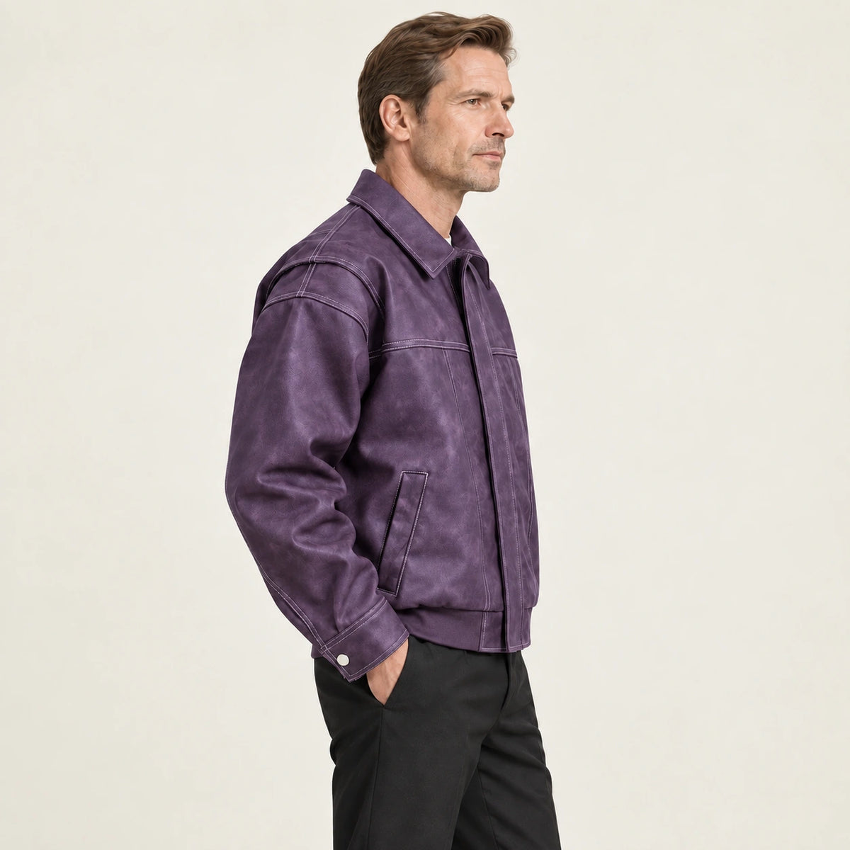 Veste en cuir violet, profil dans le studio IVAREE