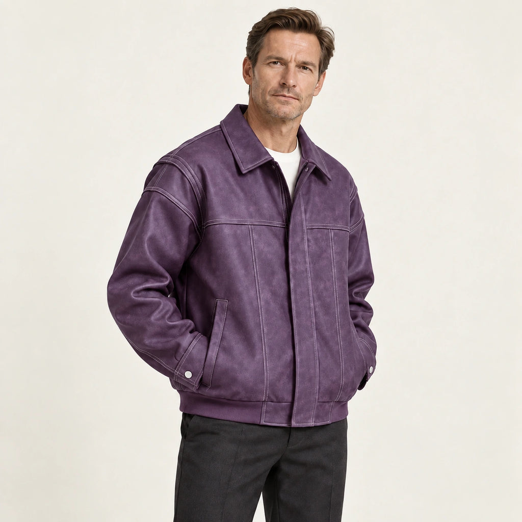Veste en cuir violet, trois-quarts dans le studio IVAREE