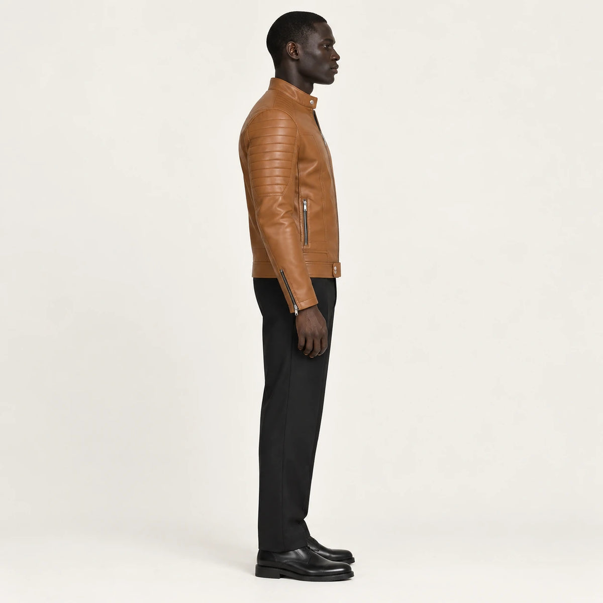 Veste en cuir Marron foncé, vue profil dans le studio IVAREE