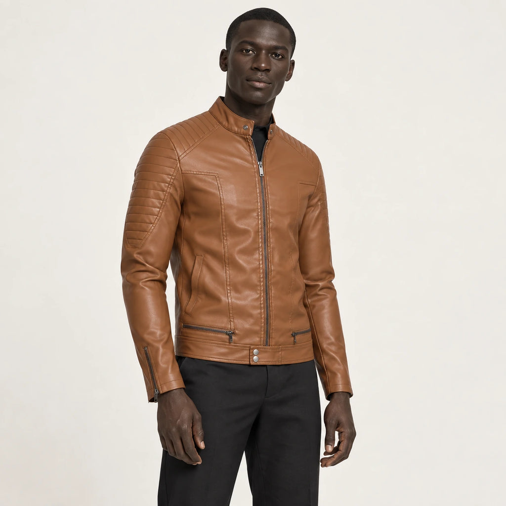 Veste en cuir Marron foncé, vue trois-quarts dans le studio IVAREE