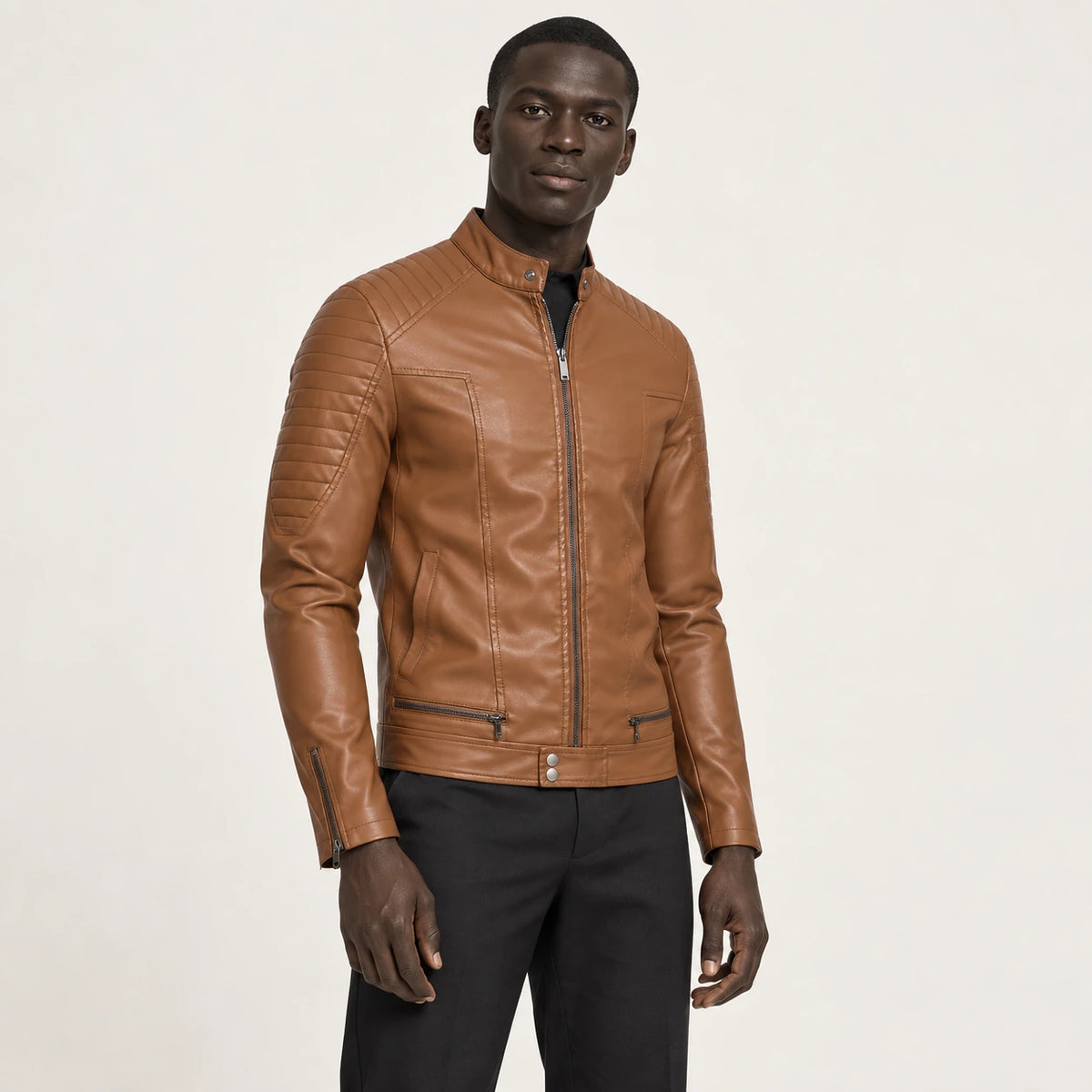 Veste en cuir Marron foncé, vue trois-quarts dans le studio IVAREE