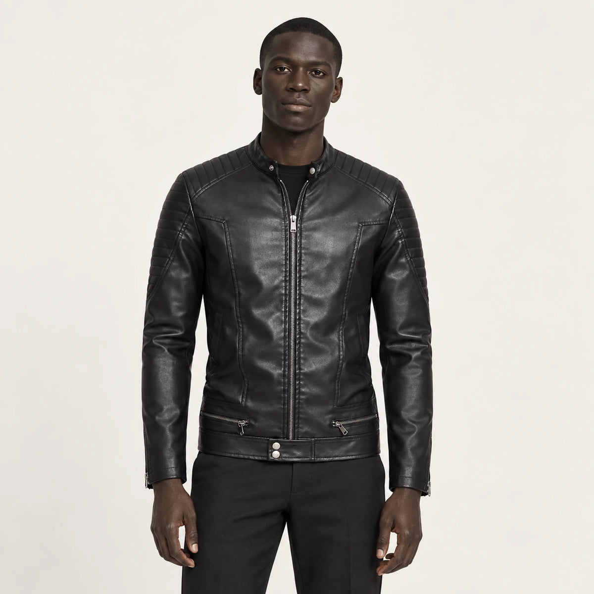 Veste en cuir Noir, vue face dans le studio IVAREE