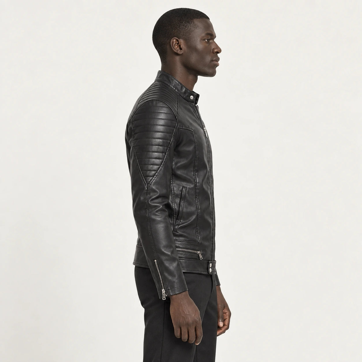 Veste en cuir Noir, vue profil dans le studio IVAREE