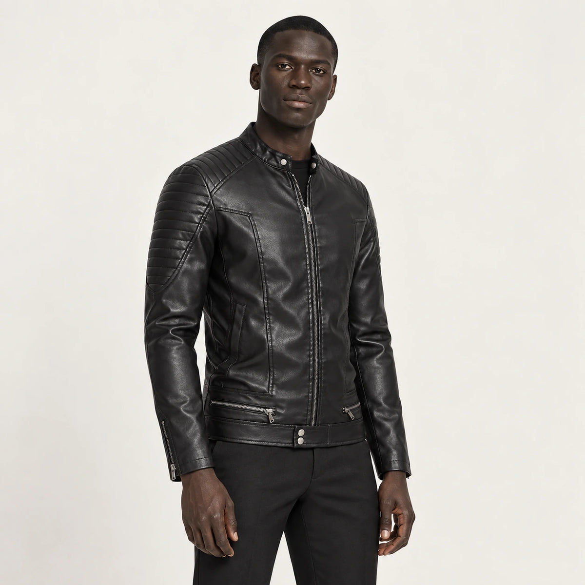 Veste en cuir Noir, vue trois-quarts dans le studio IVAREE