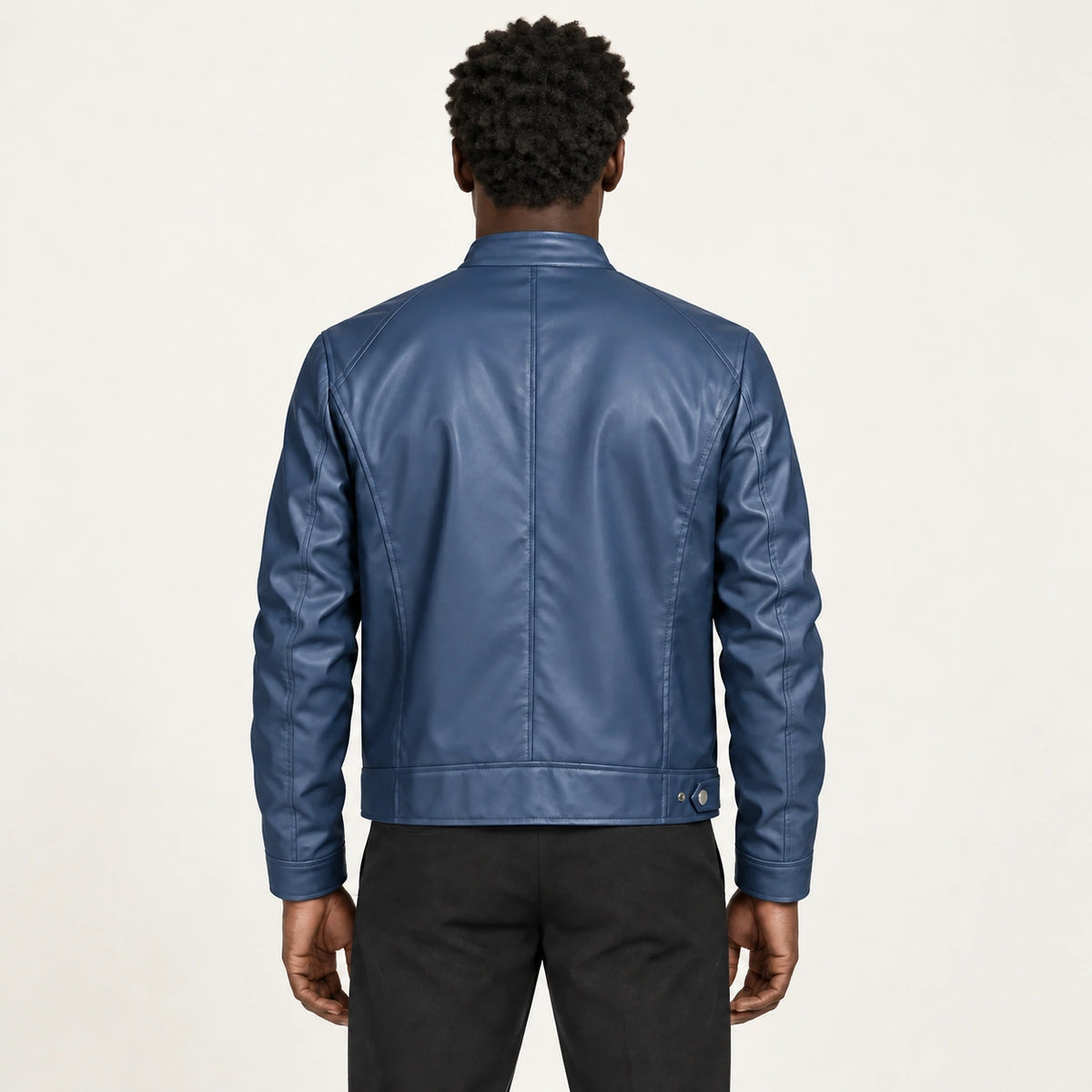 Veste en cuir bleu, dos dans le studio IVAREE