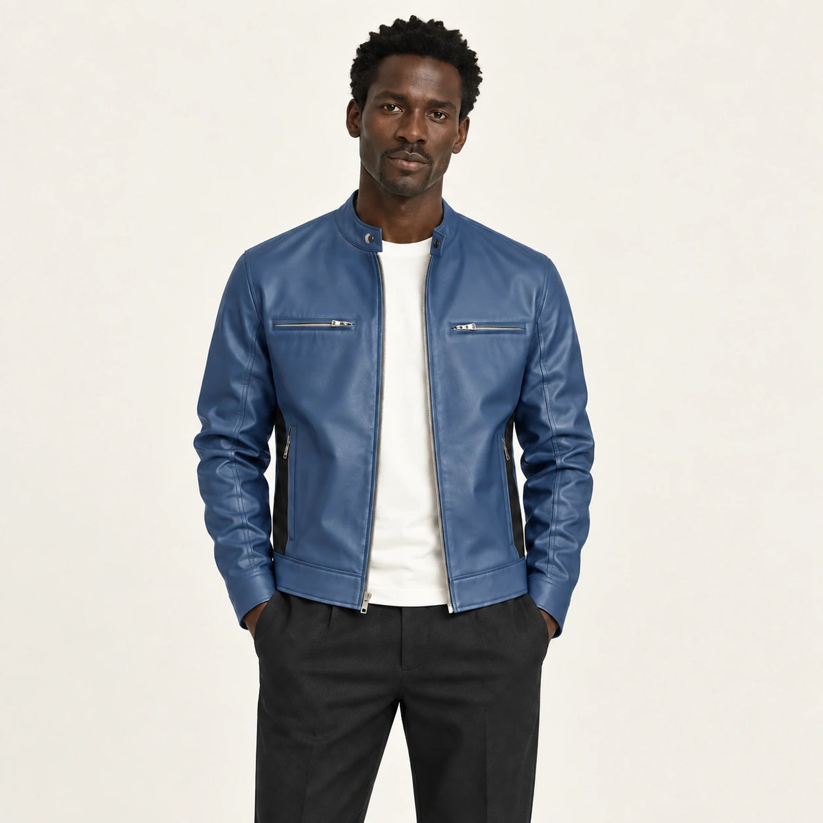 Veste en cuir bleu, face dans le studio IVAREE